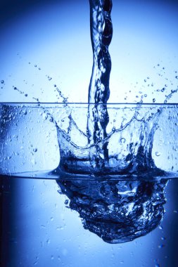 Su bardağa sıçrar.