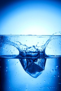 Su cama sıçrıyor.