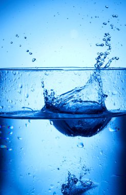 Beyaz arkaplanda kabarcıklar olan su sıçraması