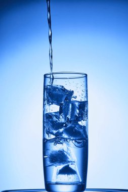 Bardak su ve buz küpleri