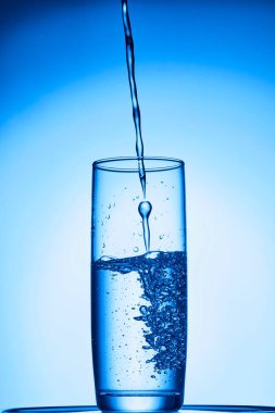 Su mavi arkaplanda cama vuruyor.