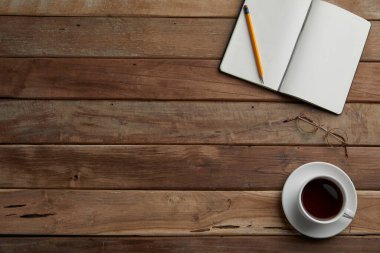 ahşap bir masa üstünde boş defter