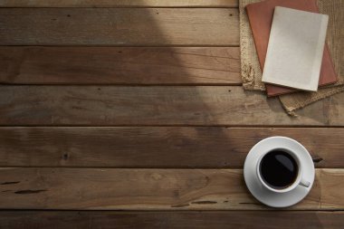 Bir fincan kahve ve masanın üstünde bir defter..