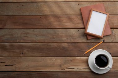 Boş defterli bir fincan kahve.