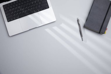 Modern ofis işyeri. düz yatış, üst görünüm