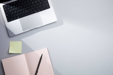 Bilgisayarlı ve defterli ofis masası, boşluğu kopyala