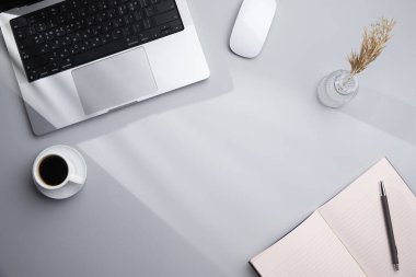 beyaz masadaki boş ekranlı modern dizüstü bilgisayar, kopyalama alanı olan üst görünüm