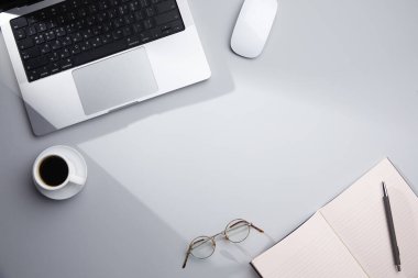 Masada modern dizüstü bilgisayarı olan bir işyeri