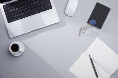 Ofis Masaları boş not defteri ve dizüstü bilgisayar ile.