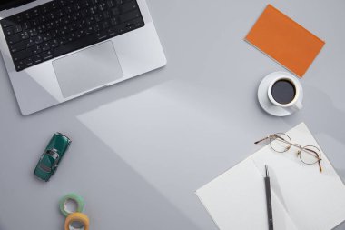 bilgisayar faresi, dizüstü bilgisayar ve renk arkaplanı üzerine kırtasiye ile düz konum