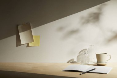 Dizüstü bilgisayarı ve defteri olan bir iş yeri.