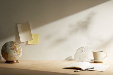 Boş bir defter ve ofisteki masada bir fincan kahve. işleriniz için konsept.