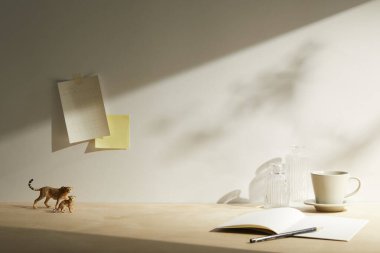 Boş kağıt, bardak, lamba ve bitki ofise.. 