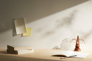 Beyaz masadaki boş defter ve kalem