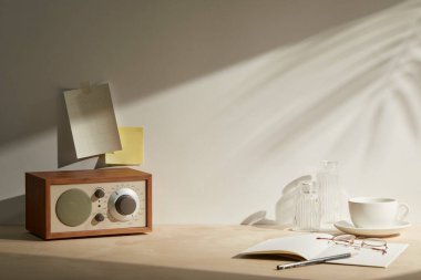 Masada kahve ve kitaplarla oturma odasının modern iç tasarımı.