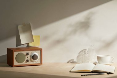 kahve ve kitaplarla modern ev dekorasyonu.