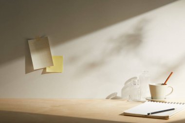 Boş defterli beyaz masa