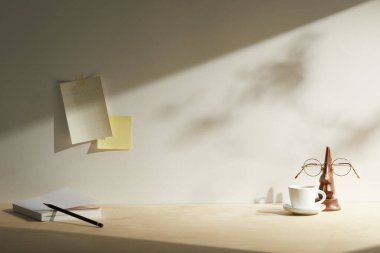 Masasında defter olan bir iş yeri.