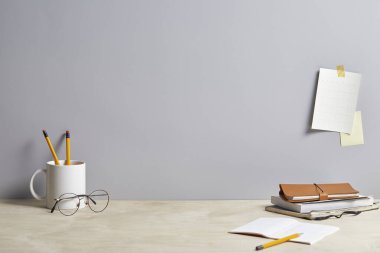 boş beyaz ekran ve kırtasiye ile boş defter.