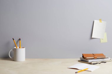 Masanın üzerinde boş defter, kopyalama alanı, düz uzanma.