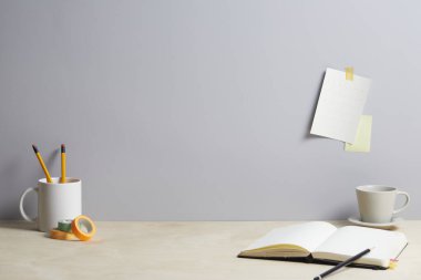 boş beyaz not defteri, kalem, kahve fincanı ve bitki