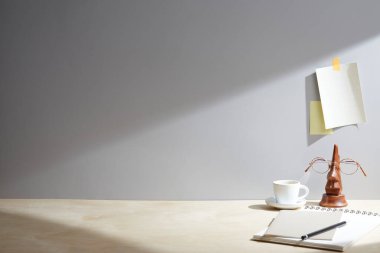 Boş kağıt ile ofis çalışma alanı