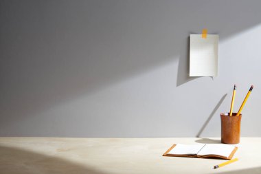 Beyaz arkaplan ile boş beyaz kitap ve kalem