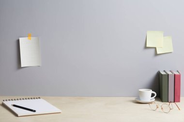 Boş not defteri ve boş bir not..