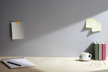 Kitapları ve lambası olan iş yeri