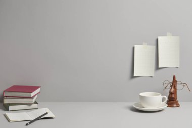 Masasında boş not defteri olan modern çalışma alanının kopyası.