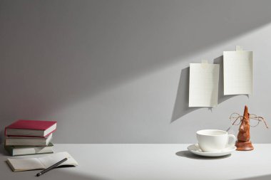 Boş not defteri ve lambası olan modern ofis içi