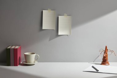 Ofis ekipmanları ve kahve fincanlarıyla dolu boş not defteri.