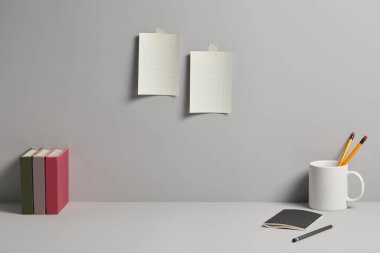 3 boyutlu görüntüleme. Masanın üzerinde boş defter, kitap, kahve, kalem, not kağıdı vardı. tasarım için çalışma alanı kavramı.
