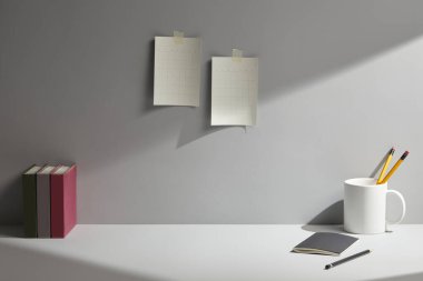 beyaz boş bir defter ve kalem