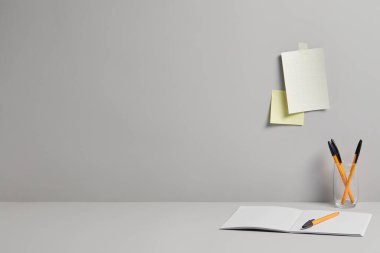 Not defteri ve lambalı ofis masası