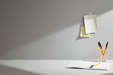 Not defteri, kalem, lamba, gözlük ve kağıt ile işyeri