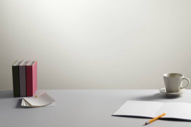 Masada boş defter ve kırtasiye malzemesi