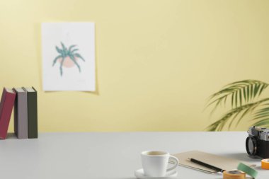 beyaz masa üzerinde bilgisayar ve bitki olan modern işyeri