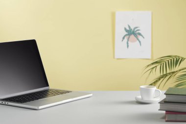 bilgisayar ve fabrika ofiste.