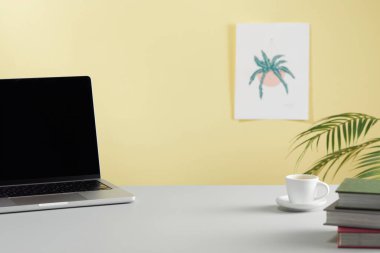 Modern dizüstü bilgisayar oturma odasında.