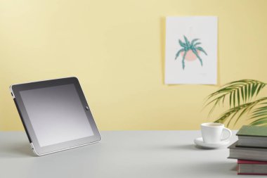 Modern dizüstü bilgisayarlı modern işyeri