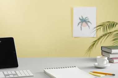 Modern ofisteki boş ekranlı ve kaktüslü bir laptop. Metin için boşluk. dizayn şablonu