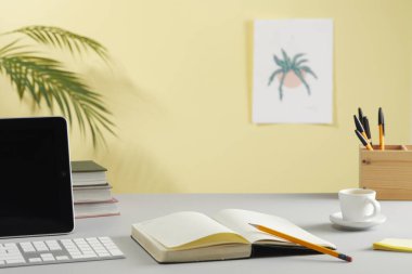 Bilgisayar ve bitkilerle dolu boş bir defter