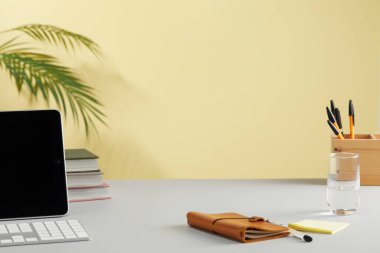 Dizüstü bilgisayarı olan modern işyeri