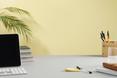 Boş dizüstü bilgisayarı olan modern bir iş yeri, ahşap bir masa. tasarım ve çalışmalarınız