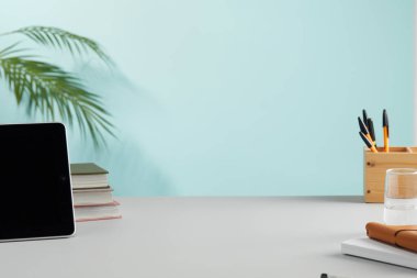 Oturma odasındaki masada boş bir ekran olan laptop..