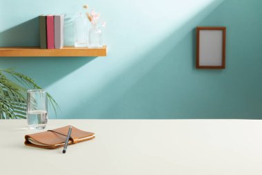 Bilgisayarı, akıllı telefonu ve kırtasiyesi olan modern bir iş yeri..