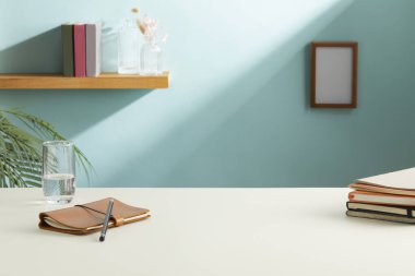 Masası ve kitapları olan modern bir oturma odası. maket yap, boşluğu kopyala.