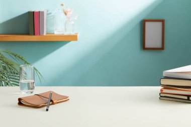 Masada dizüstü bilgisayarı, defteri ve kitapları olan modern ofis işyeri