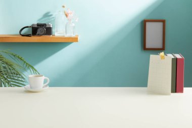 Modern çalışma alanı, bir kitap, kahve, bir fincan çay ve sabah masanın üzerinde bir kitap.